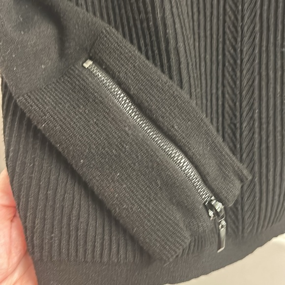 GUC WHBM Black Ribbed Knit Turtleneck Sweater w/Zippered Cuffs - SZ M - Picture 3 of 7